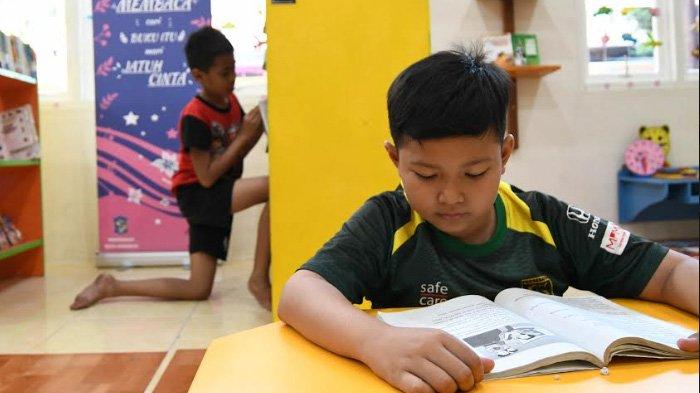 Detail Gambar Anak Membaca Buku Di Perpustakaan Nomer 29