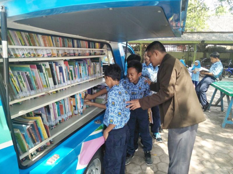 Detail Gambar Anak Membaca Buku Di Perpustakaan Nomer 47