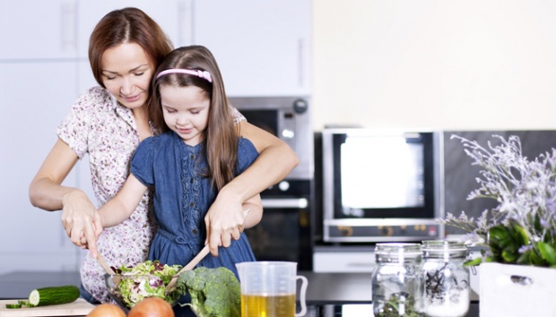 Detail Gambar Anak Membantu Ibu Memasak Nomer 16