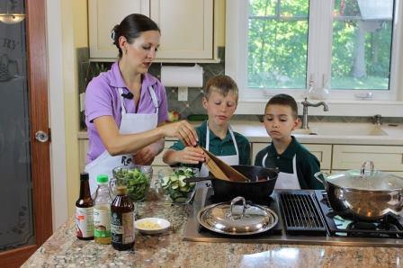 Detail Gambar Anak Membantu Ibu Memasak Nomer 21