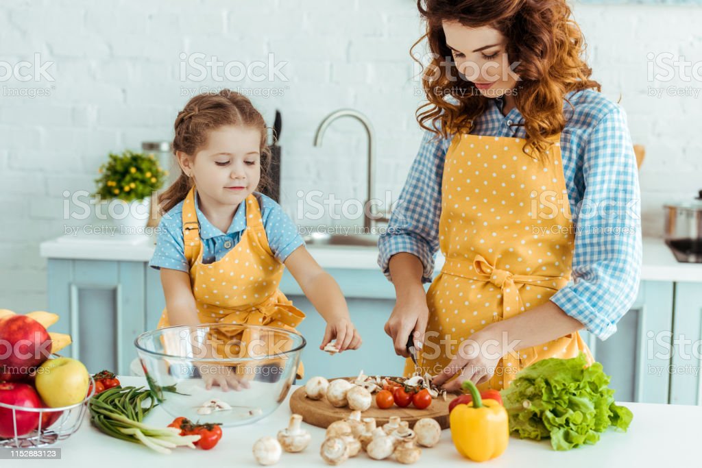 Detail Gambar Anak Membantu Ibu Memasak Nomer 24