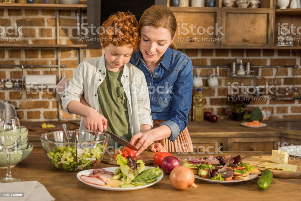 Detail Gambar Anak Membantu Ibu Memasak Nomer 37