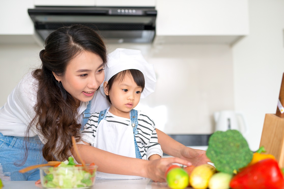 Detail Gambar Anak Membantu Ibu Memasak Nomer 42