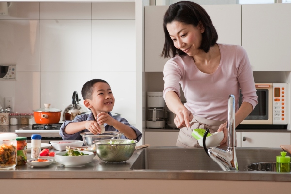 Detail Gambar Anak Membantu Ibu Memasak Nomer 48