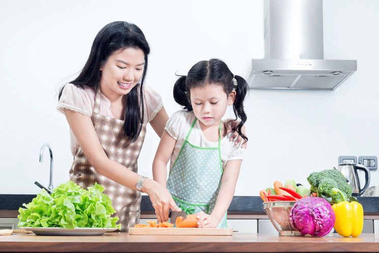 Detail Gambar Anak Membantu Ibunya Memasak Nomer 12