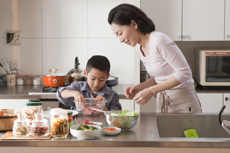 Detail Gambar Anak Membantu Ibunya Memasak Nomer 4