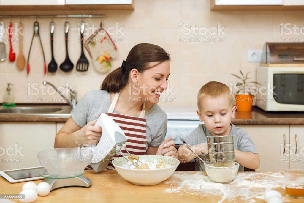 Detail Gambar Anak Membantu Ibunya Memasak Nomer 31