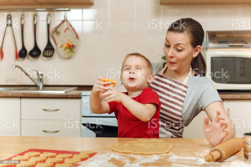 Detail Gambar Anak Membantu Ibunya Memasak Nomer 36