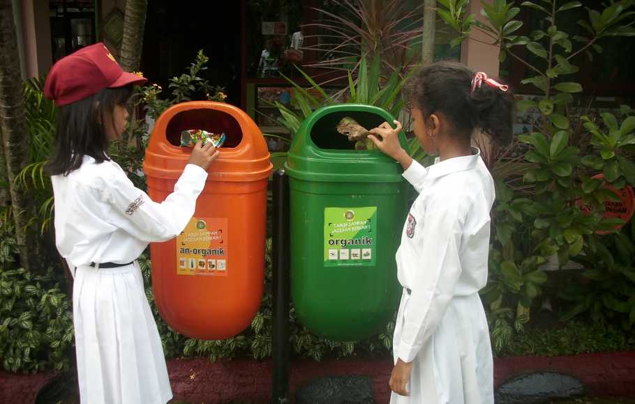 Detail Gambar Anak Membuang Sampah Nomer 16