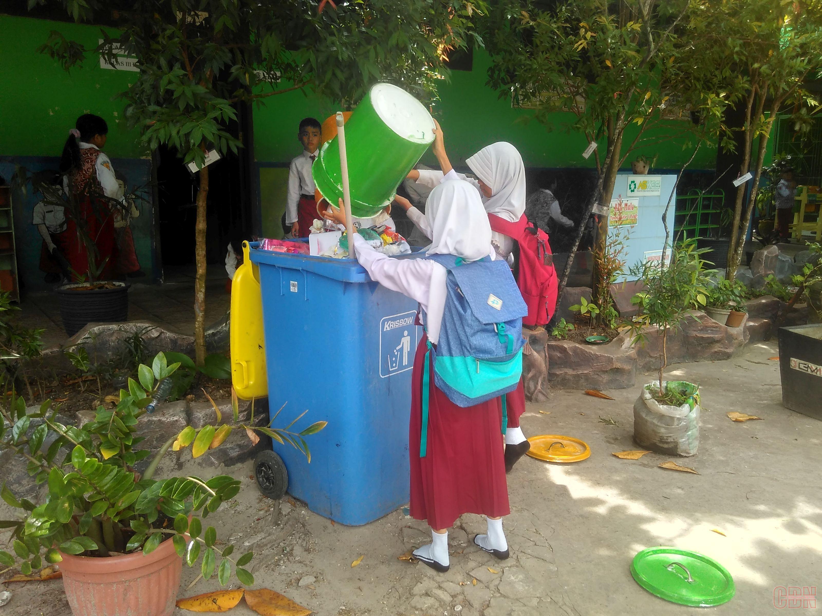 Detail Gambar Anak Membuang Sampah Nomer 51