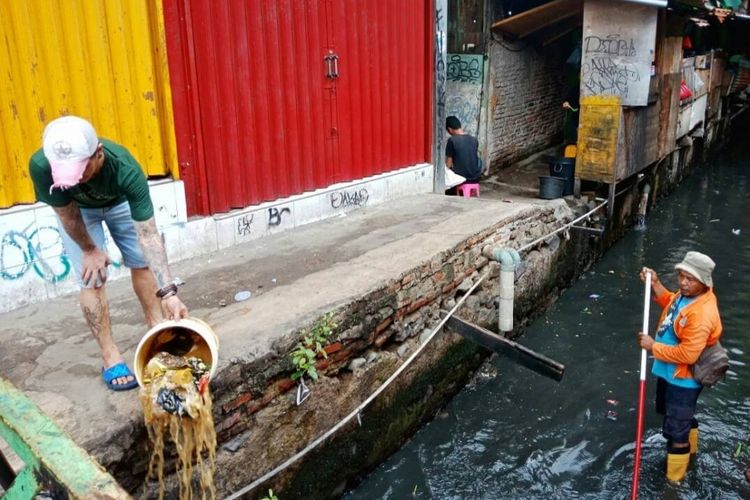 Detail Gambar Anak Membuang Sampah Di Selokan Nomer 2