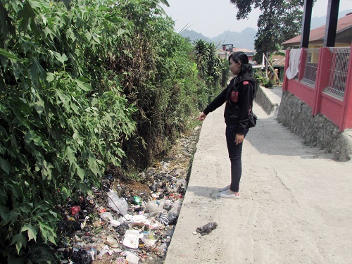 Detail Gambar Anak Membuang Sampah Di Selokan Nomer 11