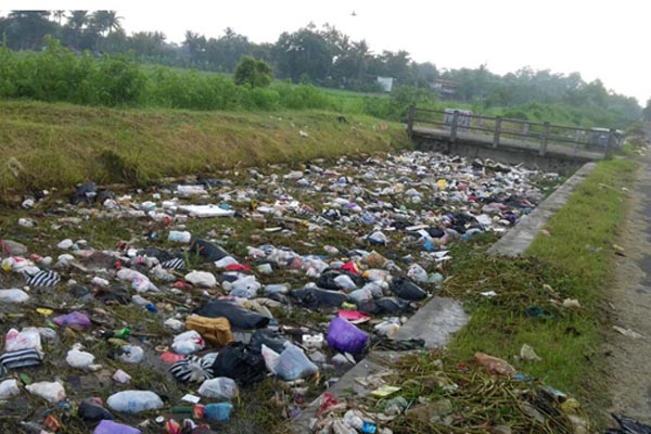 Detail Gambar Anak Membuang Sampah Di Selokan Nomer 22