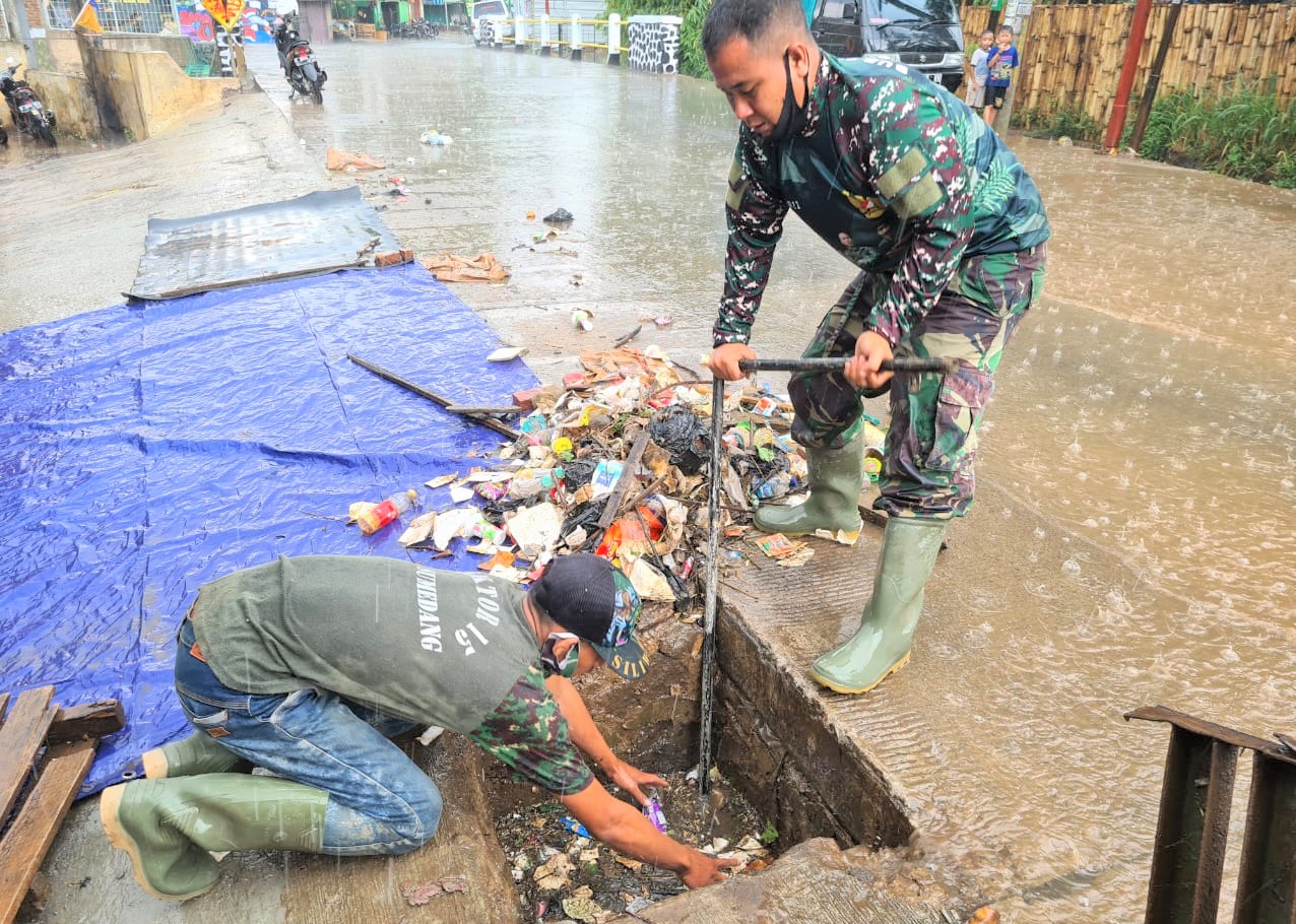 Detail Gambar Anak Membuang Sampah Di Selokan Nomer 27