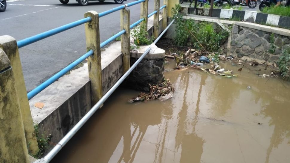 Detail Gambar Anak Membuang Sampah Di Selokan Nomer 28