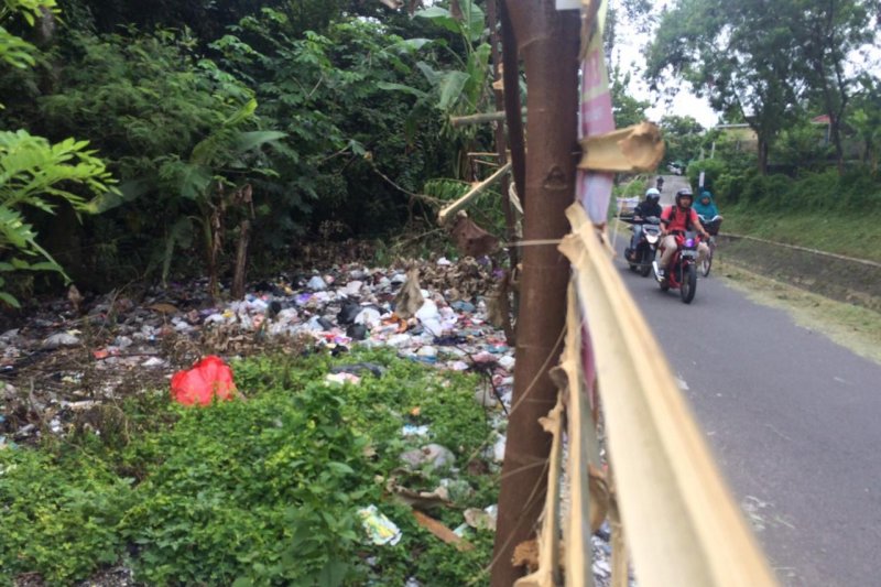 Detail Gambar Anak Membuang Sampah Di Selokan Nomer 30