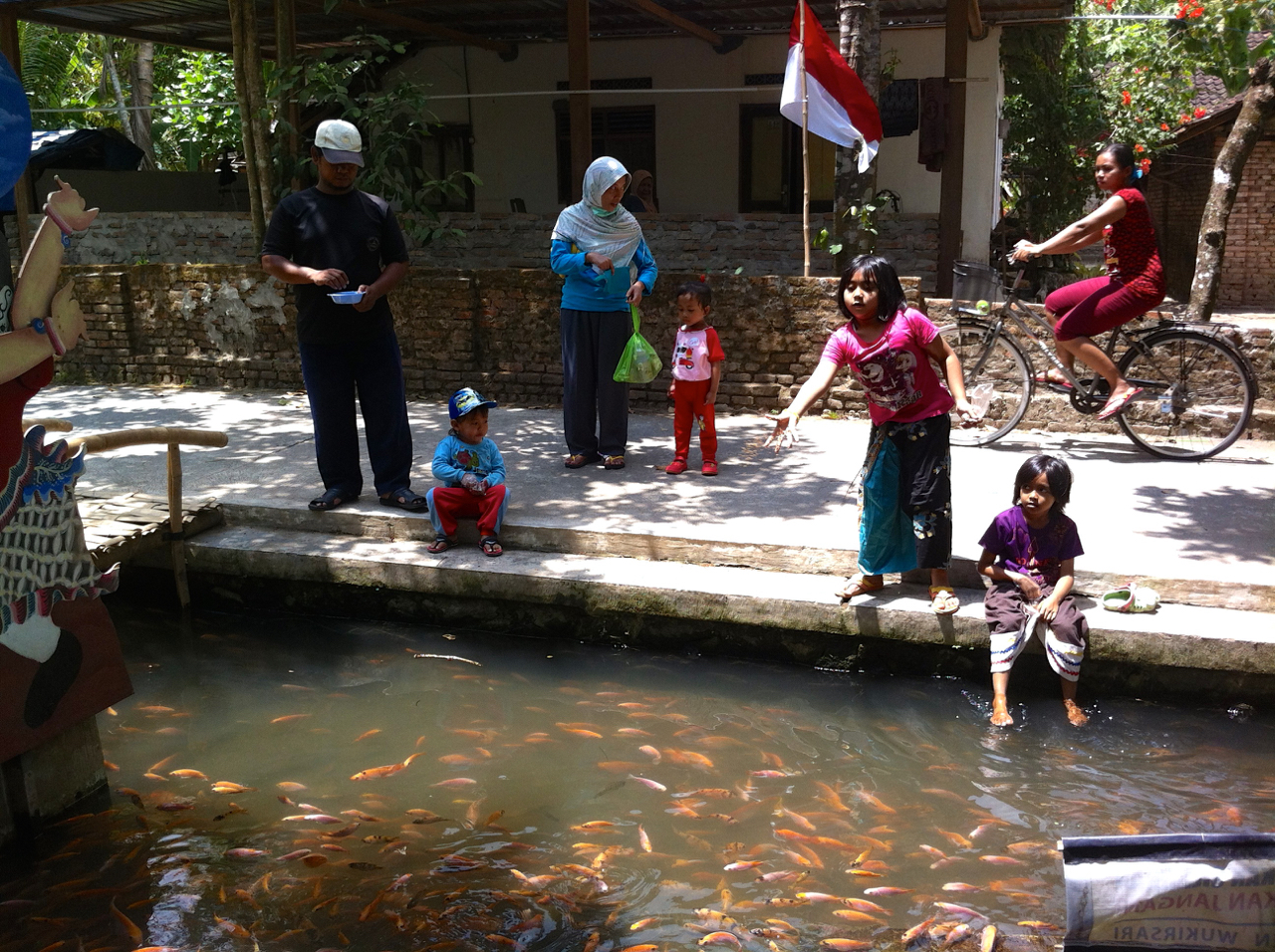 Detail Gambar Anak Membuang Sampah Di Selokan Nomer 34