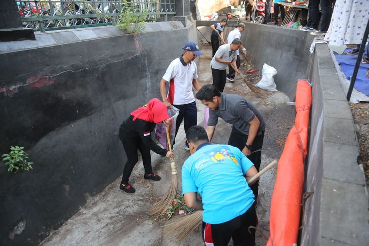 Detail Gambar Anak Membuang Sampah Di Selokan Nomer 35