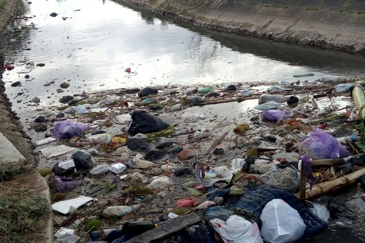 Detail Gambar Anak Membuang Sampah Di Selokan Nomer 36