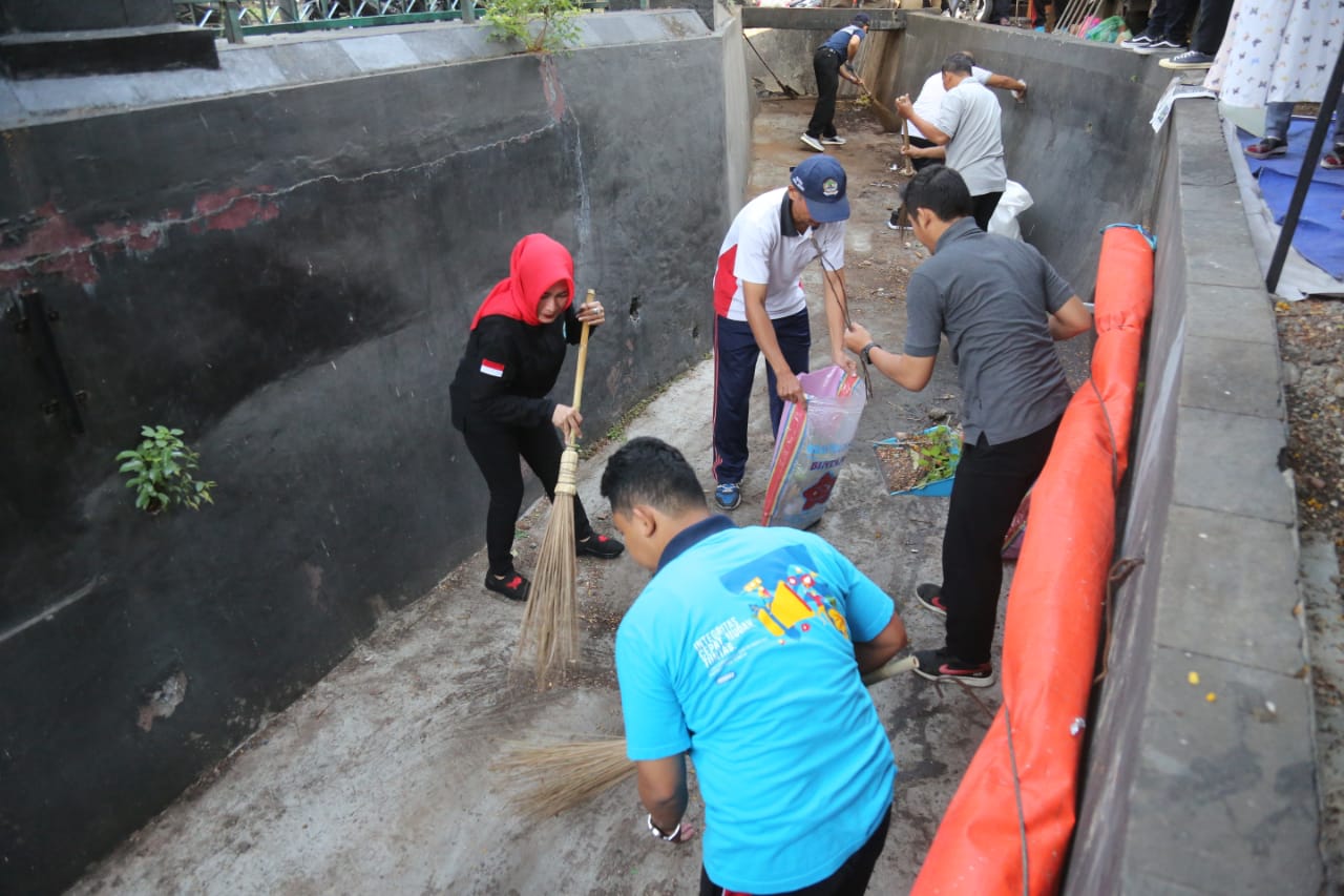 Detail Gambar Anak Membuang Sampah Di Selokan Nomer 42