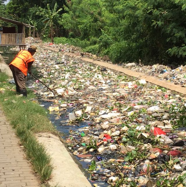 Detail Gambar Anak Membuang Sampah Di Selokan Nomer 43