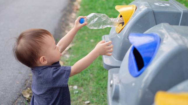 Detail Gambar Anak Membuang Sampah Pada Tempatnya Nomer 32