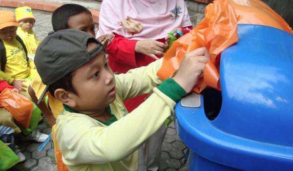 Detail Gambar Anak Membuang Sampah Pada Tempatnya Nomer 34