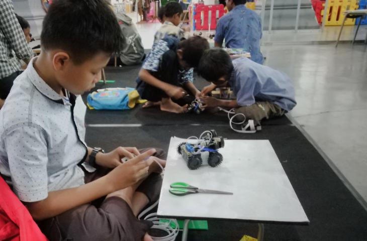 Detail Gambar Anak Membuat Robotic Nomer 4