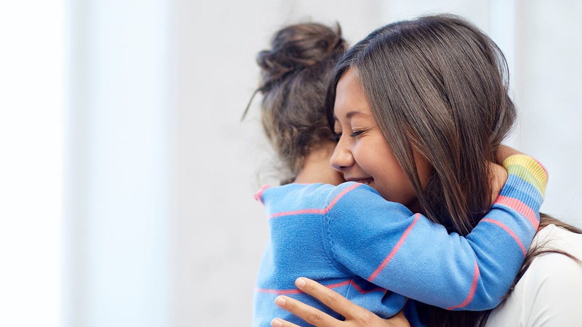 Detail Gambar Anak Memeluk Ibu Nomer 23