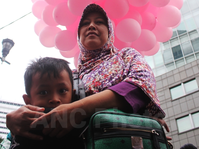 Detail Gambar Anak Memeluk Ibu Nomer 33