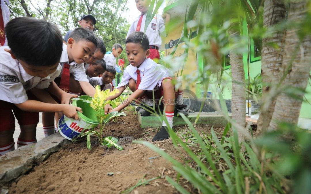 Detail Gambar Anak Menanam Bunga Nomer 25