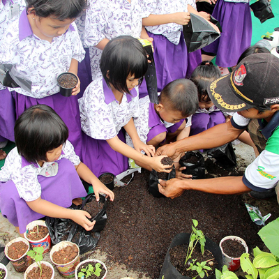 Detail Gambar Anak Menanam Pohon Nomer 37