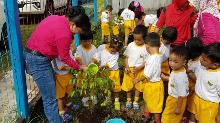 Detail Gambar Anak Menanam Pohon Nomer 50