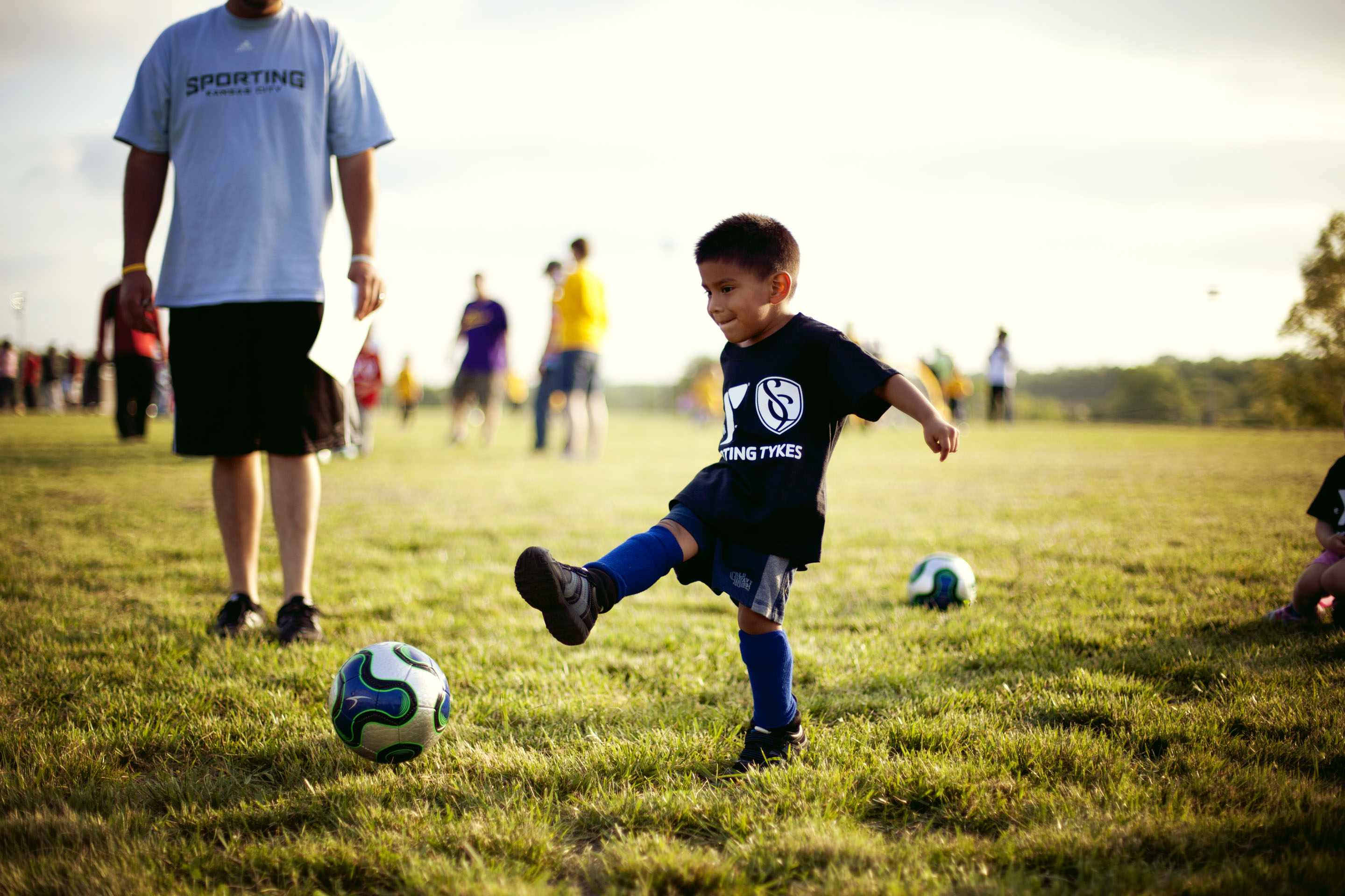 Detail Gambar Anak Menendang Bola Nomer 16