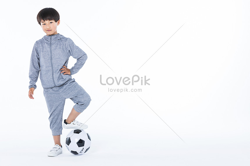 Detail Gambar Anak Menendang Bola Nomer 43