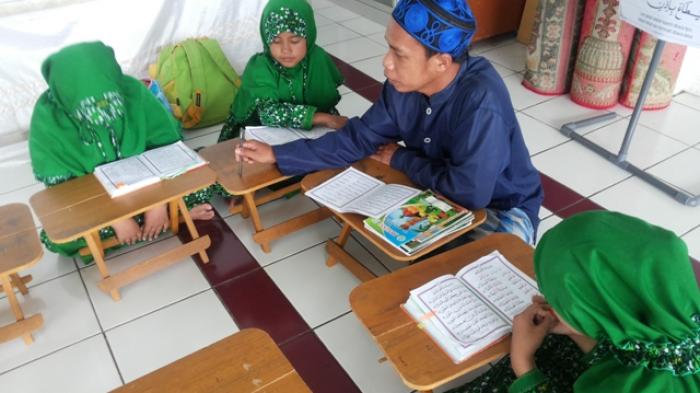 Detail Gambar Anak Mengaji Di Masjid Nomer 17