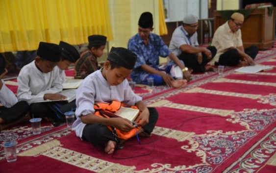 Detail Gambar Anak Mengaji Di Masjid Nomer 22