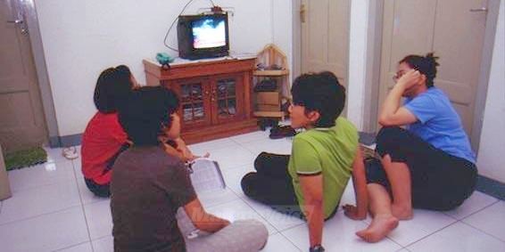 Detail Gambar Anak Menonton Tv Nomer 33