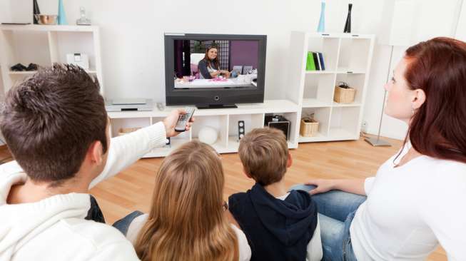 Detail Gambar Anak Menonton Tv Nomer 6