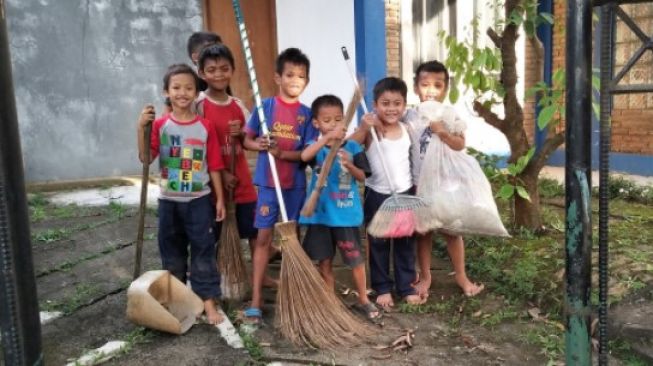 Detail Gambar Anak Menyapu Halaman Nomer 21