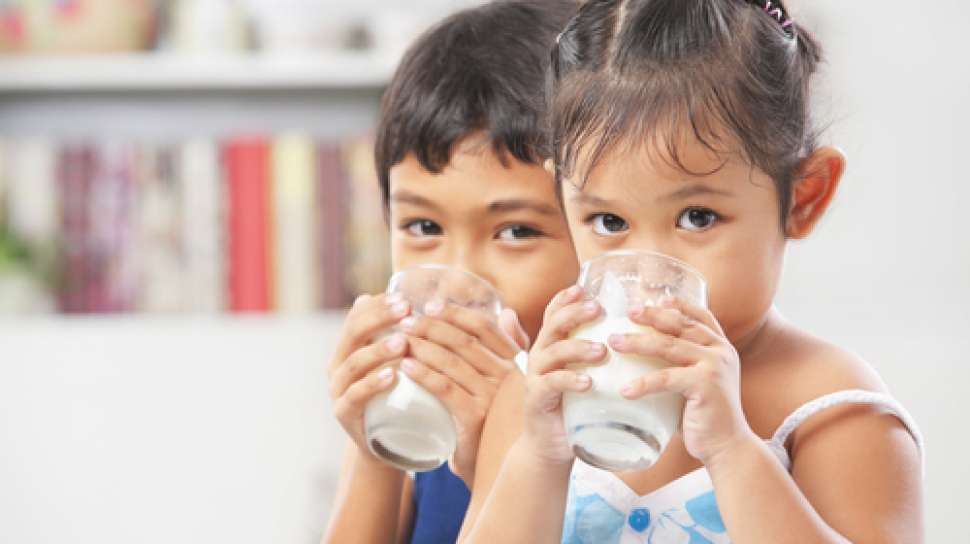 Detail Gambar Anak Minum Nomer 20