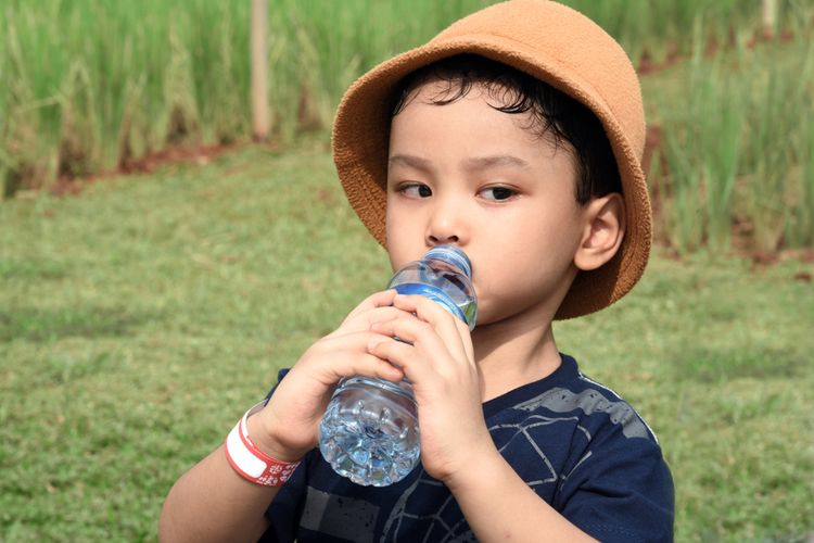 Detail Gambar Anak Minum Nomer 49