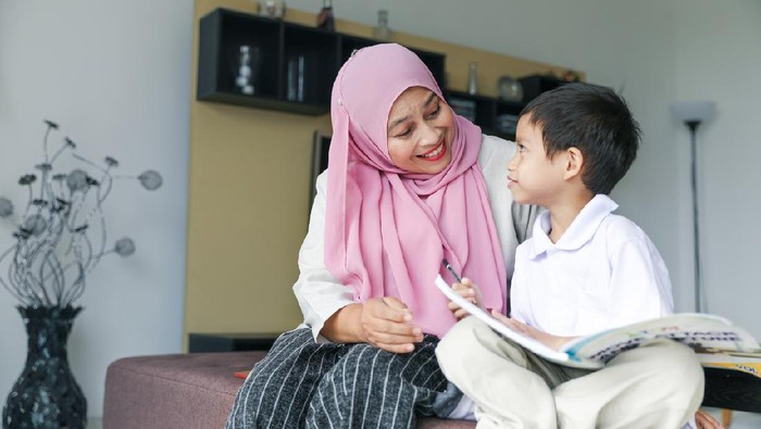 Detail Gambar Anak Muslim Belajar Dengan Ibu Nomer 47