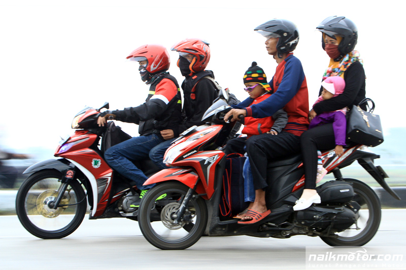 Detail Gambar Anak Naik Sepeda Motor Nomer 24