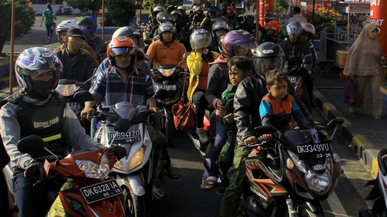 Detail Gambar Anak Naik Sepeda Motor Nomer 44