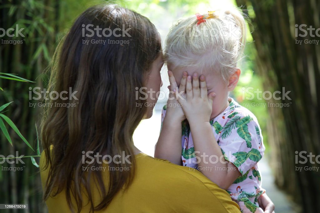 Detail Gambar Anak Peluk Ibu Gambar Mata Nangis Nomer 2