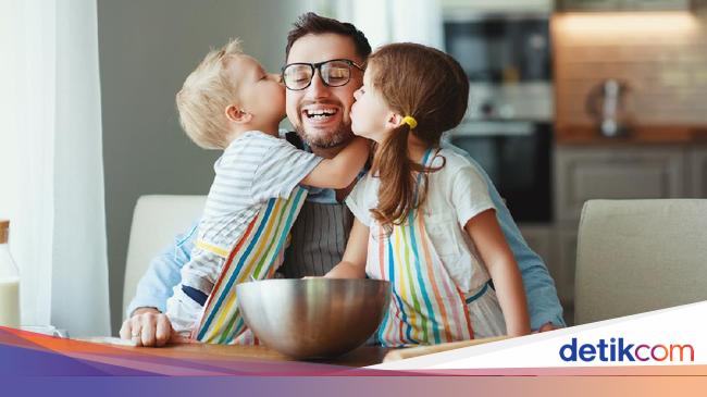 Detail Gambar Anak Peluk Ibu Gambar Mata Nangis Nomer 51