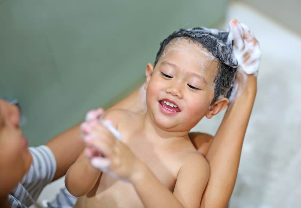 Detail Gambar Anak Perempuan Dan Anak Lakilaki Lagi Mandi Nomer 12