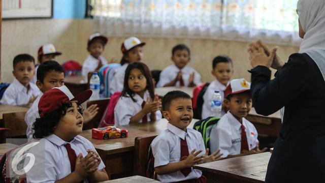 Detail Gambar Anak Pertama Masuk Sekolah Nomer 11