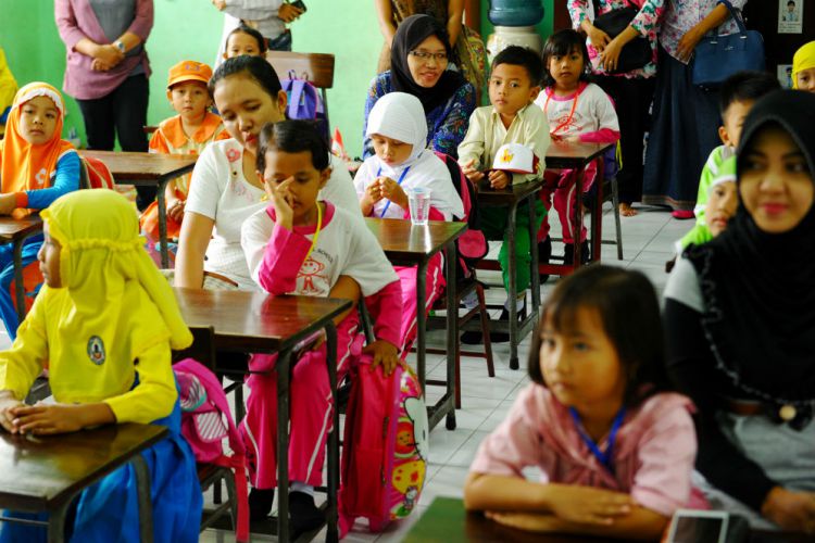 Detail Gambar Anak Pertama Masuk Sekolah Nomer 41